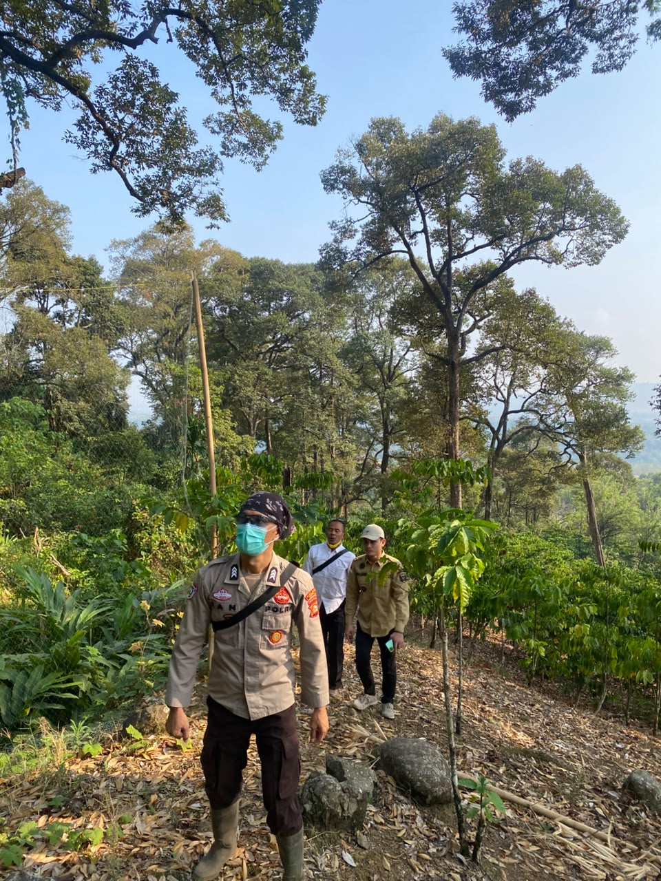 Medan Terjal, Tim Gabungan Polsek Merapi Jalan Kaki 3 Kilometer Padamkan Karhutla