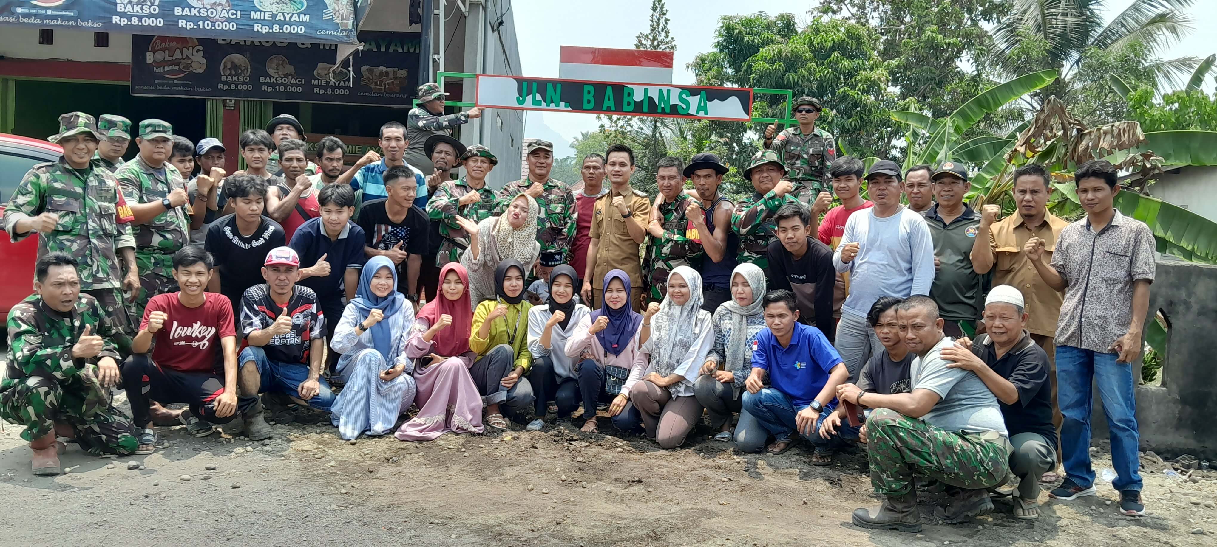 Anggota Koramil Merapi Bersama Warga Desa Ulak Pandan Kompak Timbun Jalan Babinsa