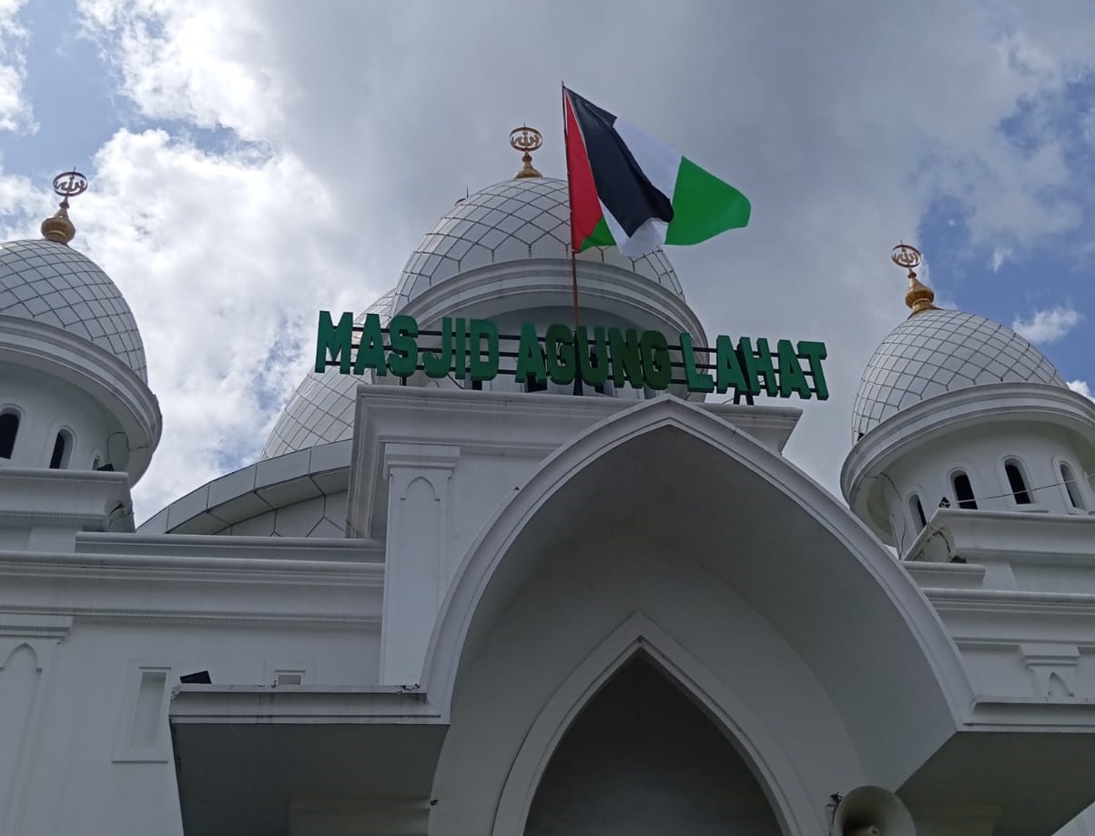 Masjid Agung Lahat Kibarkan Bendera Palestina, Sambut Hari Santri Nasional dan Aksi Solidaritas Palestina