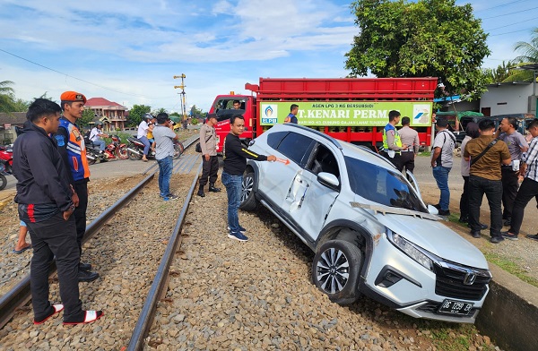 Mobil Ditabrak Kereta Api, Polwan Polres Lahat Dilarikan ke RSUD Lahat