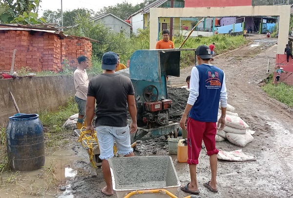 Warga Perumahan Griya Aldiva Manggul Gotong Royong Cor Jalan