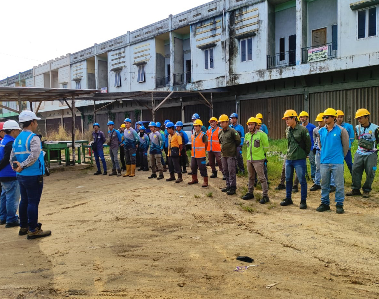 Jaga Keandalan Listrik Jelang Idul Adha, PLN Kota Baru Lakukan Pembersihan Pemeliharaan Konstruksi Jaringan