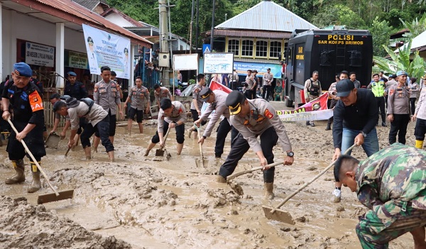 Dua Kapolres dan Danyon Brimob Lubuk Linggau Pimpin Kerja Bakti Cedok Lumpur Pasca Banjir