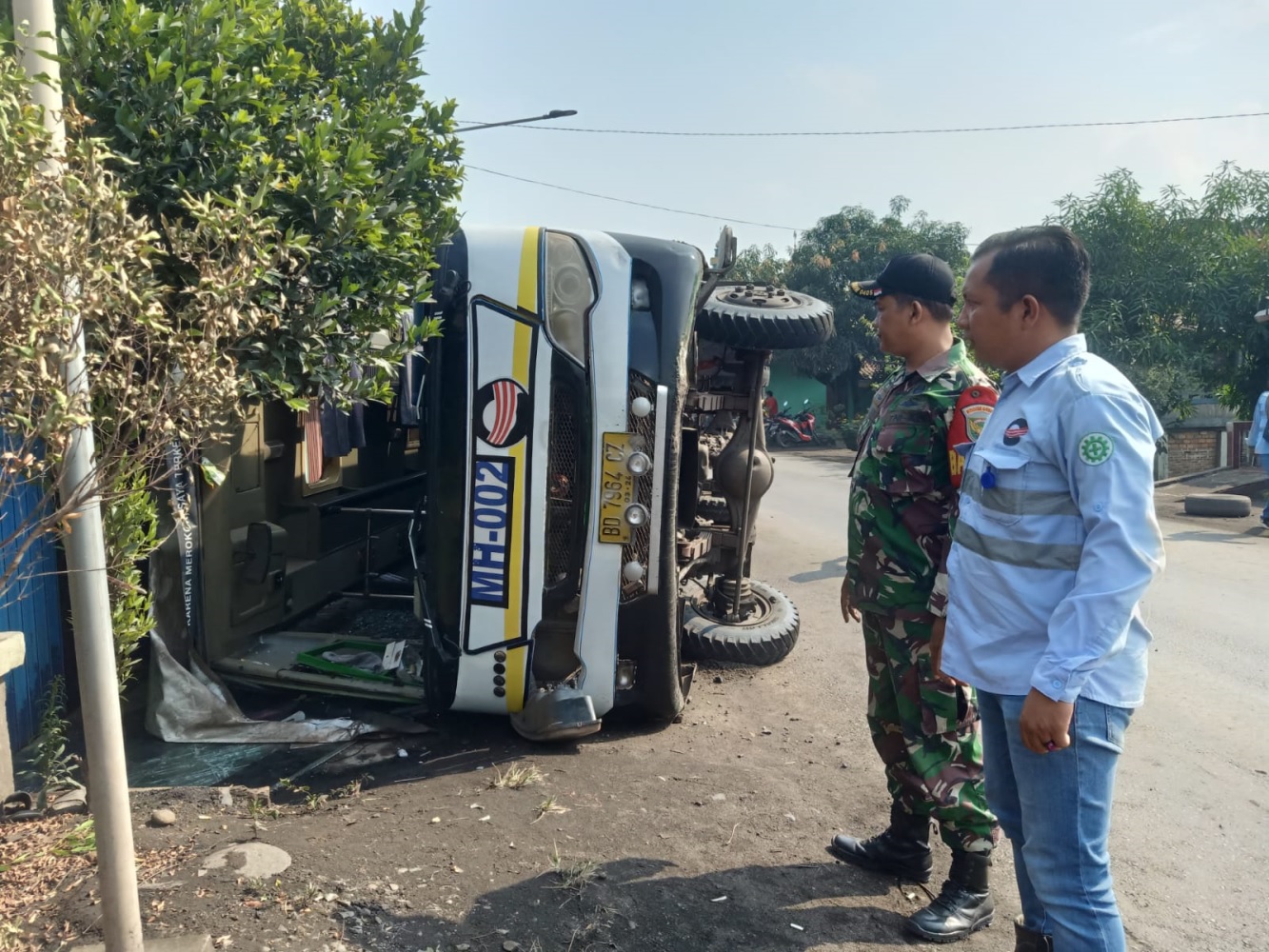 Bus Karyawan PT ACI Sub PT MUM Terbalik di Desa Sirah Pulau Hindari Tabrakan, Sopir Melarikan Diri