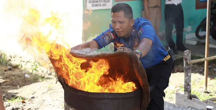 Damkar Lahat Sosialisasikan Cara Padamkam Api di Kantor Kelurahan Kota Negara