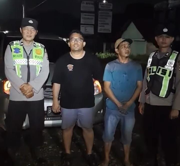 Ditengah Hujan Lebat, Polsek Merapi Barat Bantu Pengendara Mobil Pecah Ban