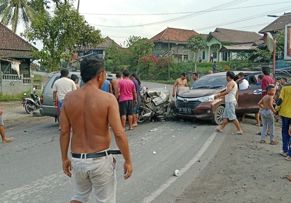 Kecelakaan Avanza vs Kijang Kapsul di Lahat, Penumpang Luka luka Langsung ke RS Rabain Muara Enim