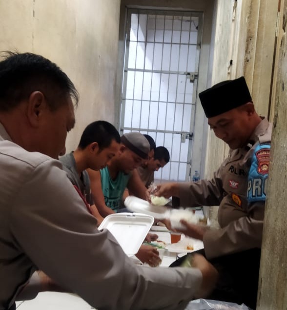 Kapolsek PAU Makan Bersama Tahanan Didalam Sel