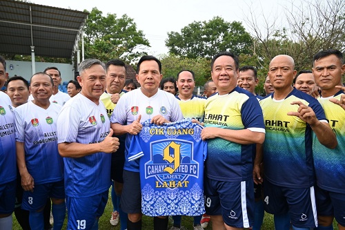 Jalin Persahabatan, Cik Ujang dan Ridho Yahya Tanding Sepak Bola Bersama di Lahat