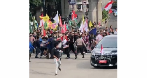 Kendaraan Wapres Melintas di Dekat Mahasiswa Sumsel Unjuk Rasa