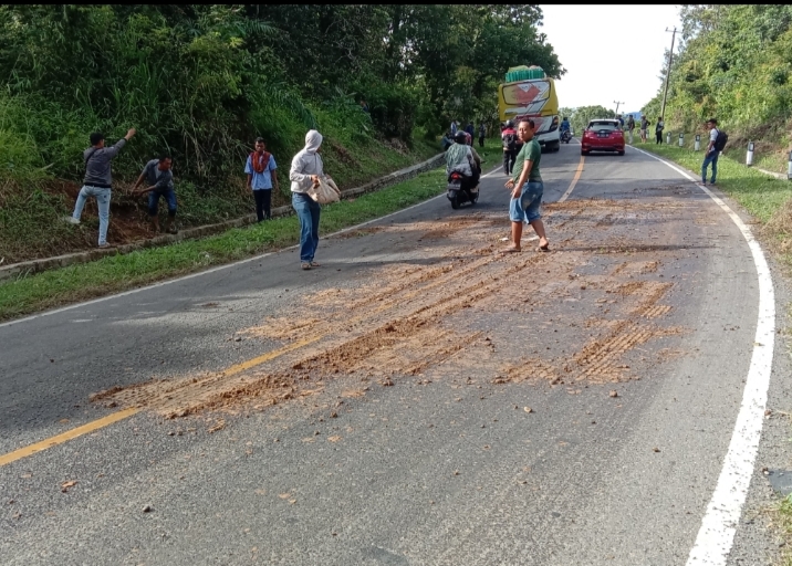 Waduh, Ada Minyak Tumpah di Jalan Lintas, Puluhan Pengendara Motor Terjatuh