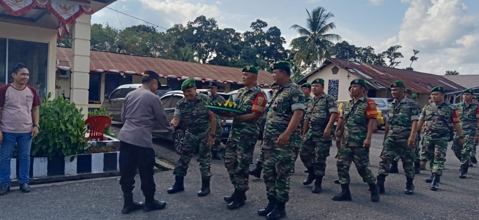 Ramai Anggota TNI Berseragam Lengkap di Polsek Merapi, Ada Apa Ya 