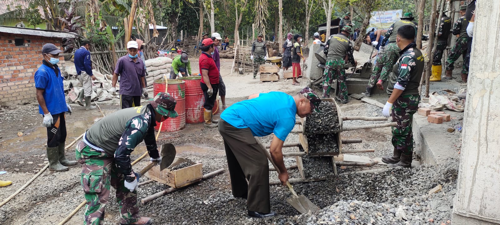 Anggota Koramil Merapi Kompak Gotong Royong,Ada Danramil Juga Turun Langsung