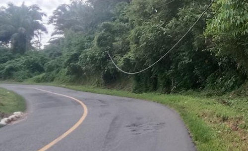Kabel Listrik Menjuntai Ganggu Pengguna Jalan di Paduraksa