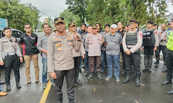 Kawal dan Amankan Unjuk Rasa Damai Masyarakat Kikim Barat