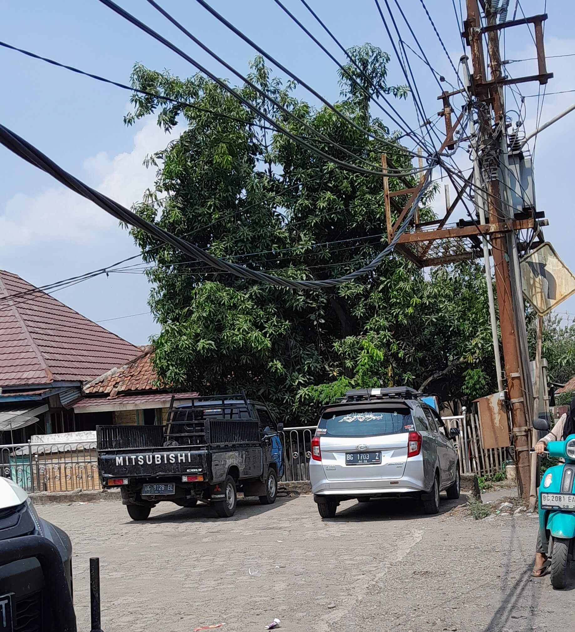 Hati-Hati Ya Jika Lewat, Ada Kabel Listrik Terjuntai Cukup Rendah di Pinggir Jalan Lintas Sumatera