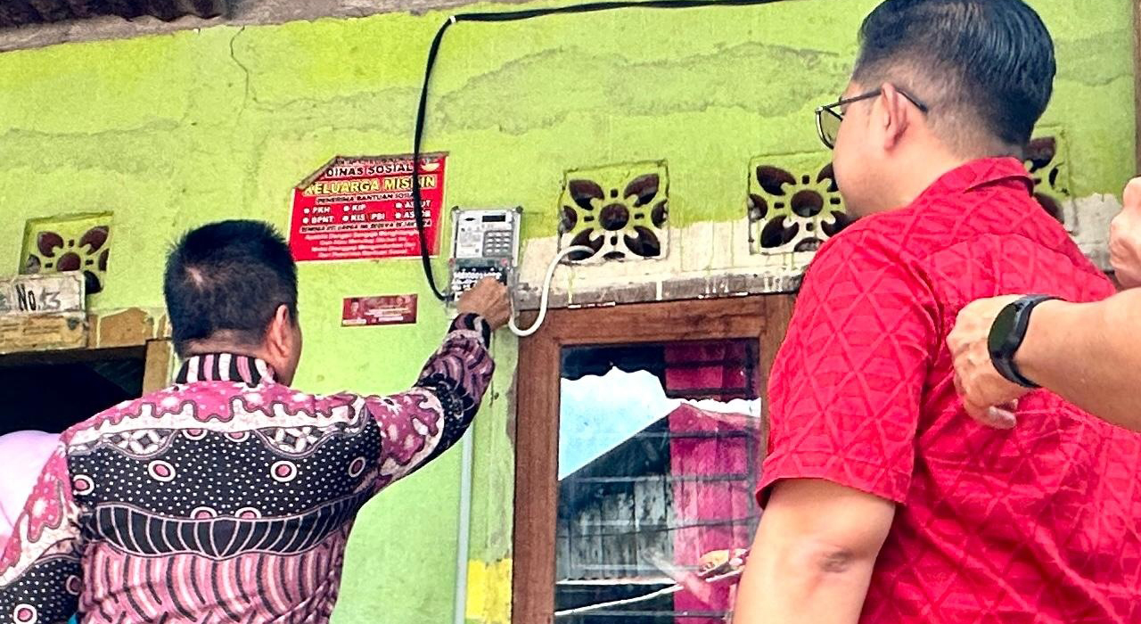  PLN UID S2JB Wujudkan Keadilan Energi, Serahkan Bantuan Pasang Baru Listrik untuk Masyarakat Lubuk Linggau