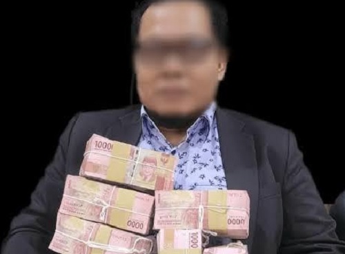 Anggota DPRD ini Perlihatkan Uang Ratusan Juta