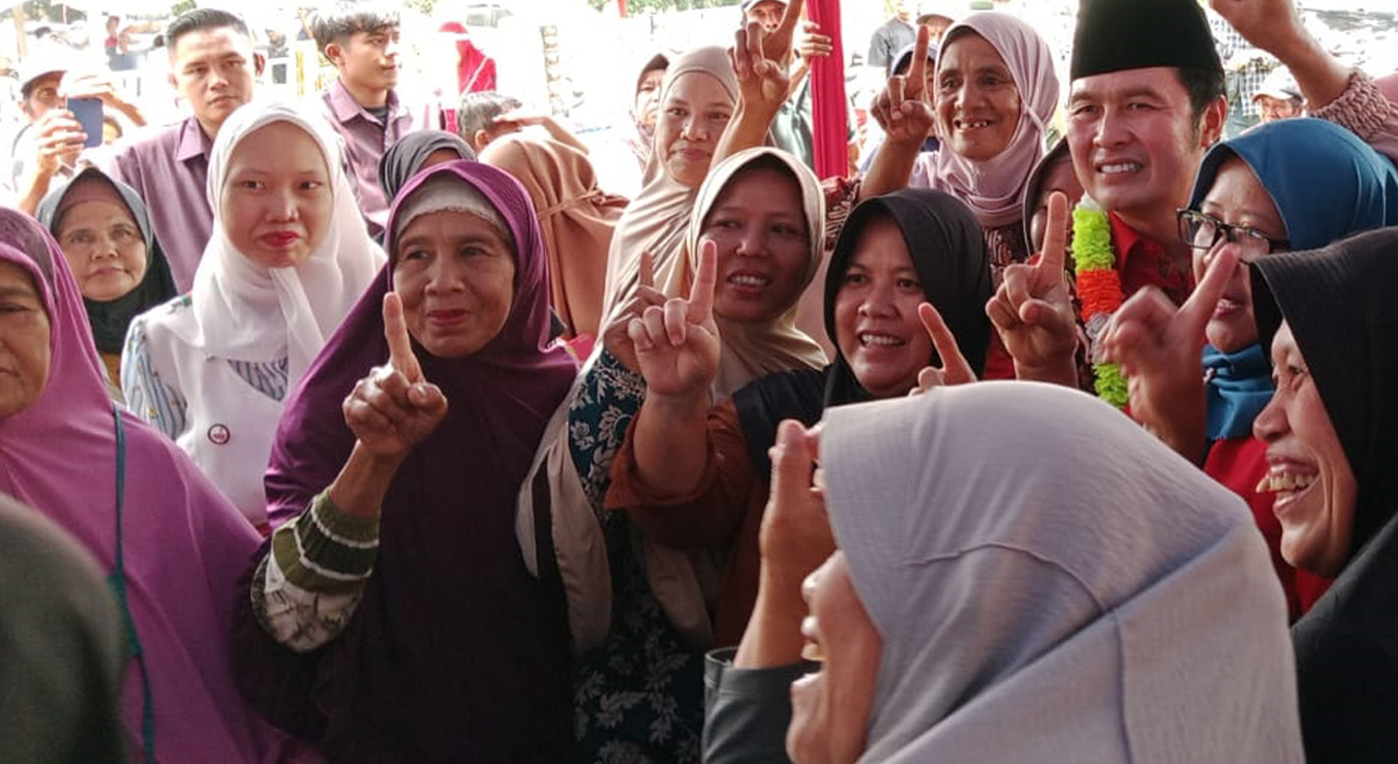 Baru Datang, Cabup Lahat Yulius Maulana Jadi Rebutan Emak-emak, Sibuk Ingin Foto Bersama, Pilkada Lahat