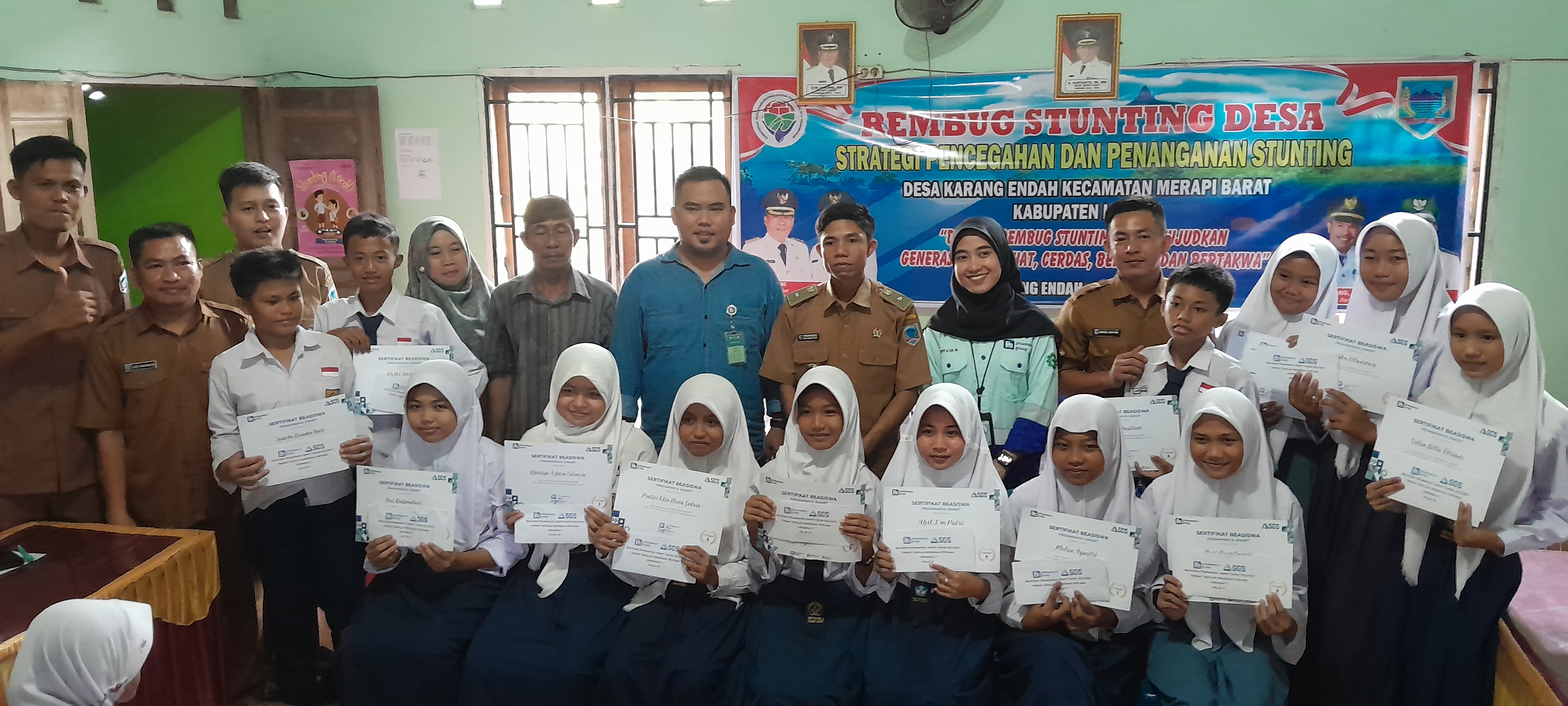 Perdana, Priamanaya Group Salurkan Bantuan Beasiswa Di Desa Karang Endah