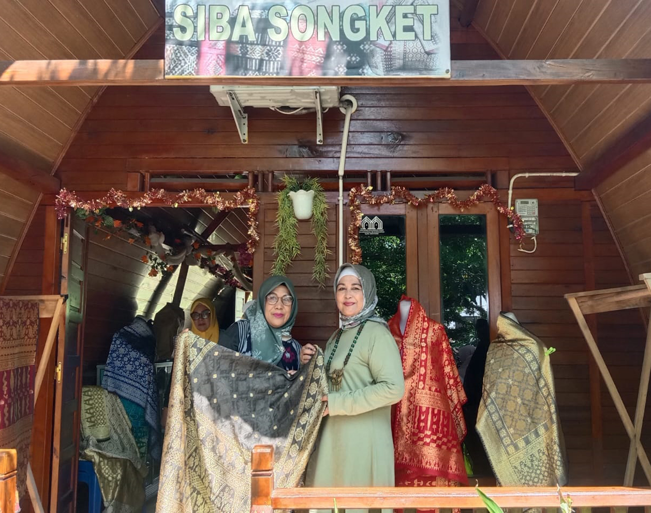 Ramah Lingkungan, Kerajinan Songket Binaan Bukit Asam (PTBA) Gunakan Pewarna Alami