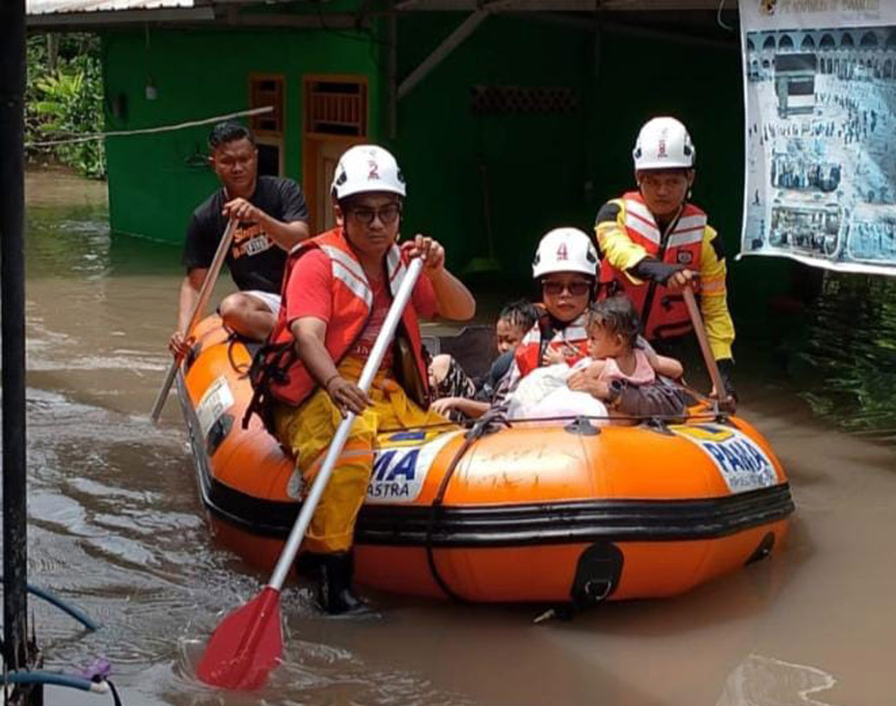 Bukit Asam (PTBA) Salurkan Bantuan untuk Korban Banjir di Lawang Kidul