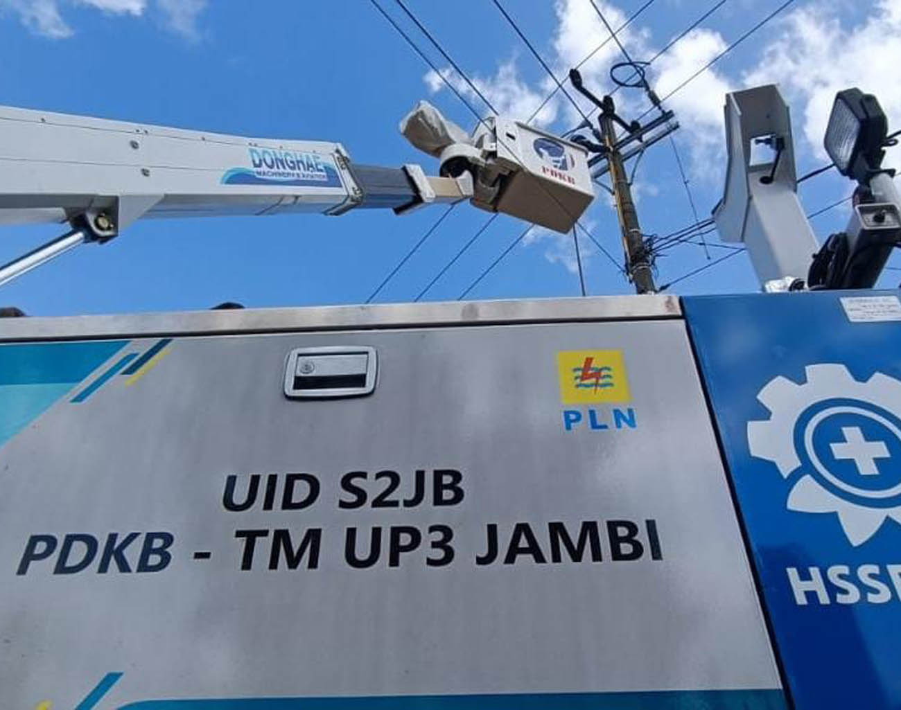 Tim PDKB PLN Jambi Lakukan Pekerjaan Jaringan Baru Tanpa Padam