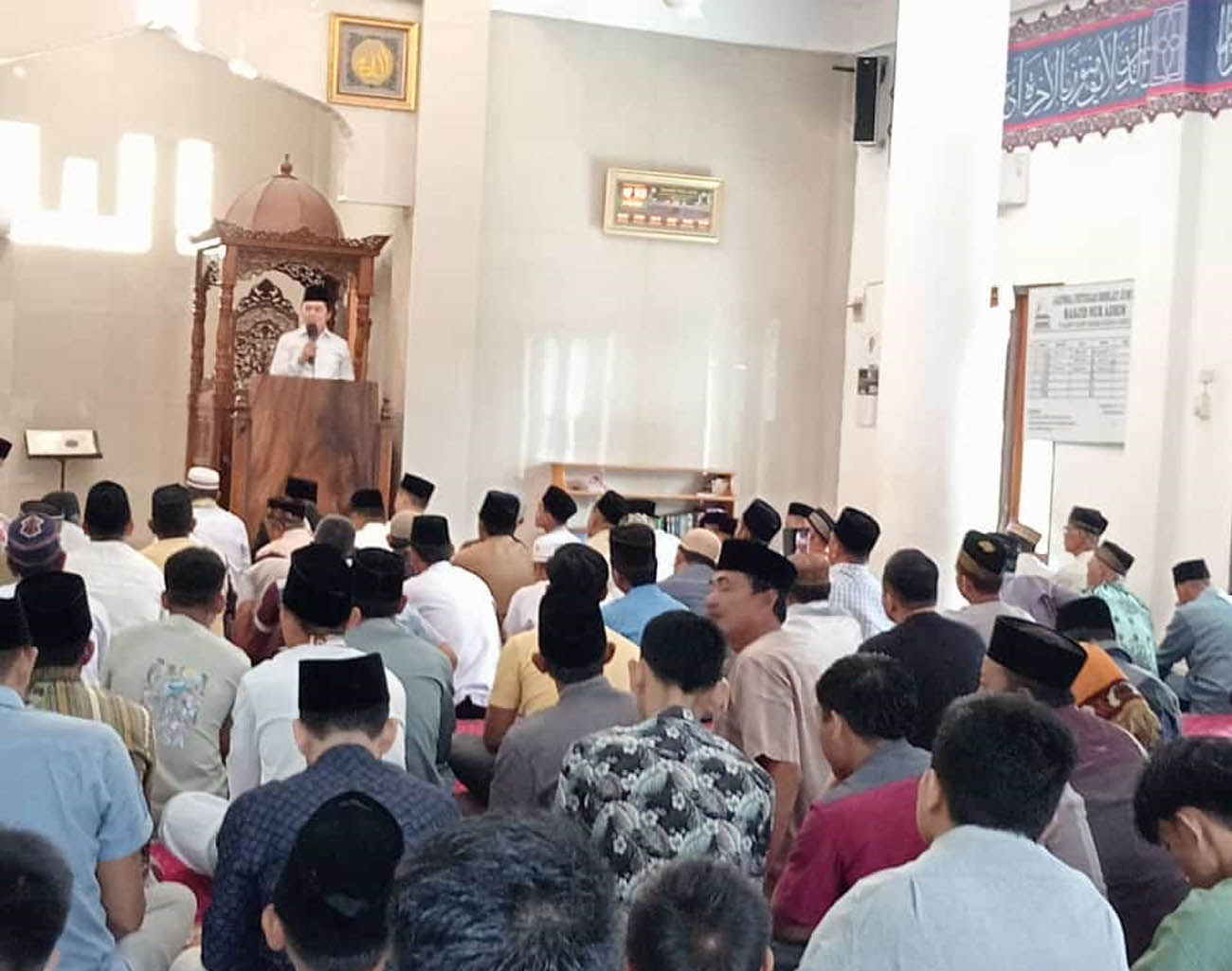 Warga Talang Kabu Sambut Kehadiran Calon Bupati Lahat Yulius Maulana, Sholat Jumat , Mohon Doa dan Dukungan