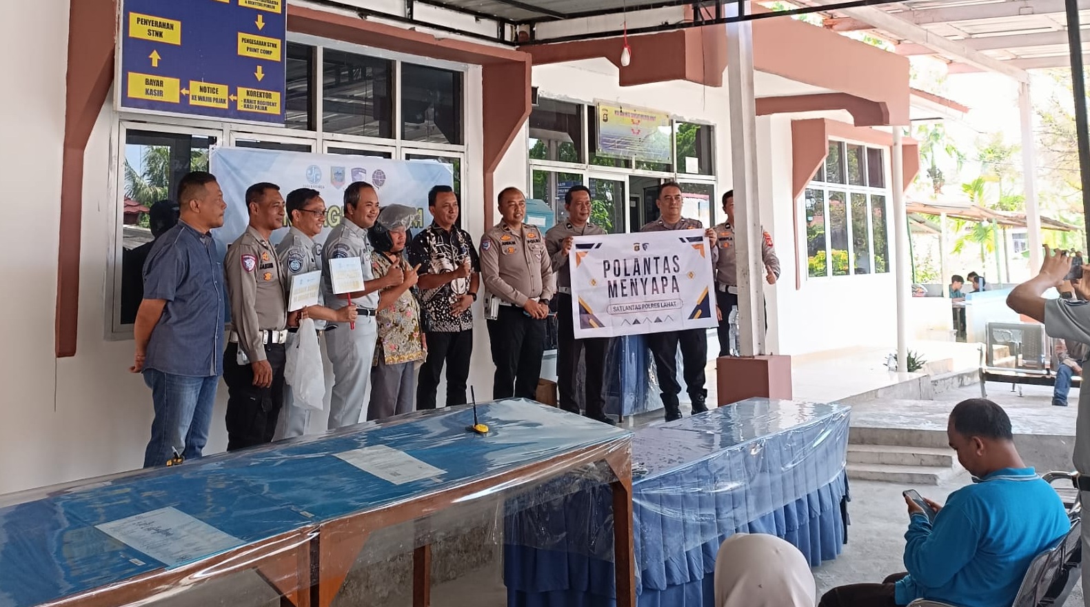 Sambut Hari Lalu Lintas Bhayangkara ke 70, Polantas Bagi Helm dan Doorprize ke Masyarakat Taat Bayar Pajak