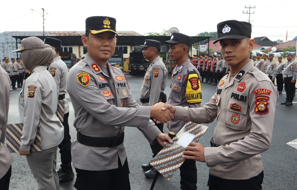 Kapolres Lahat Beri Penghargaan kepada Personel Berprestasi di Bidang Fungsi Masing-masing