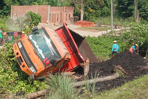 Truk Batubara Nyungsep di Jalinsum