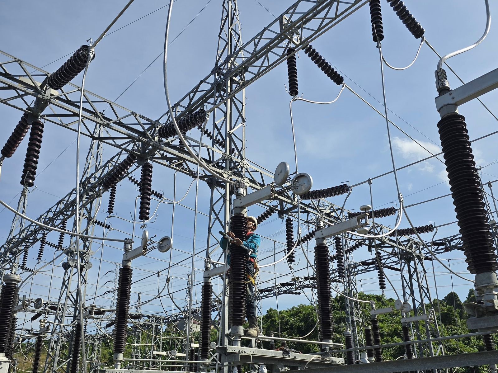 Kolaborasi PT PLN dan PT Antam, Siapkan Listrik Bersih untuk Hilirisasi Mineral Smelter Antam di Kolaka