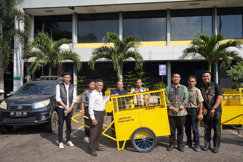 Dukung Kebersihan Lingkungan, PTBA Serahkan 9 Unit Gerobak Sampah untuk Warga Ring 1 Kertapati
