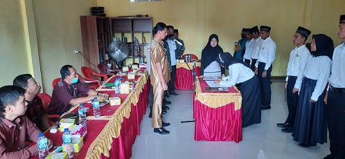 Kades Negeri Agung Lantik Perangkat Desa