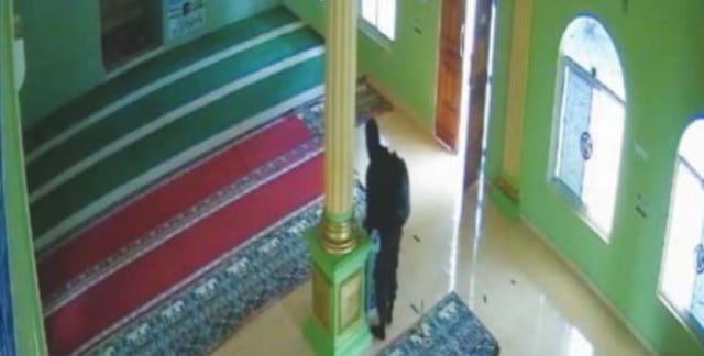 Pria Berseragam Security Pecahkan Kotak Amal Masjid