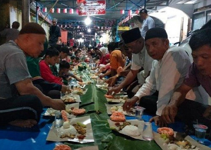 Kompak Sekali! Warga Satu Desa Makan Nasi Liwet Panjang 325 Meter di Hampar Tengah Jalan