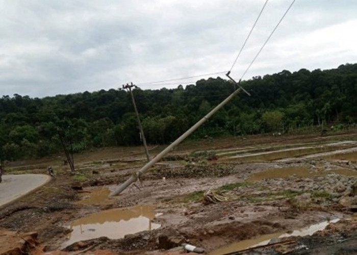 4 Tiang Listrik Beton Roboh Dihantam Banjir, Penormalan Listrik OKU Terhambat