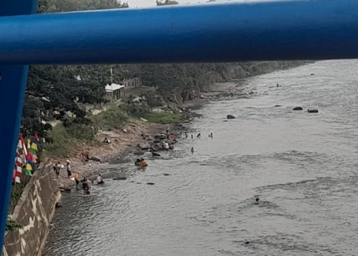 Air Menipis Warga Kota Lahat Merapat ke Sungai Lematang