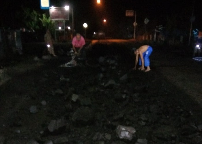 Batubara Tumpah di Jalan Lintas Dekat Kantor Pos Desa Arahan 