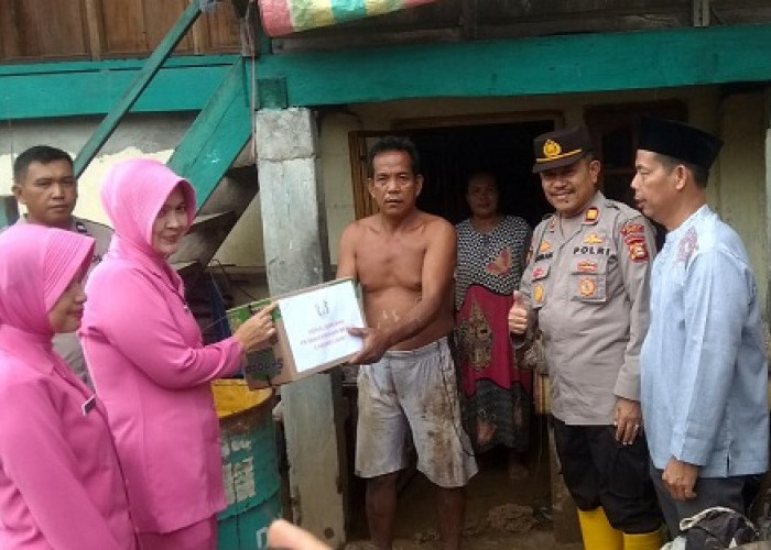 Jajaran Ibu Ibu Bhayangkari Polsek Merapi Salurkan Bantuan di Desa Banjarsari
