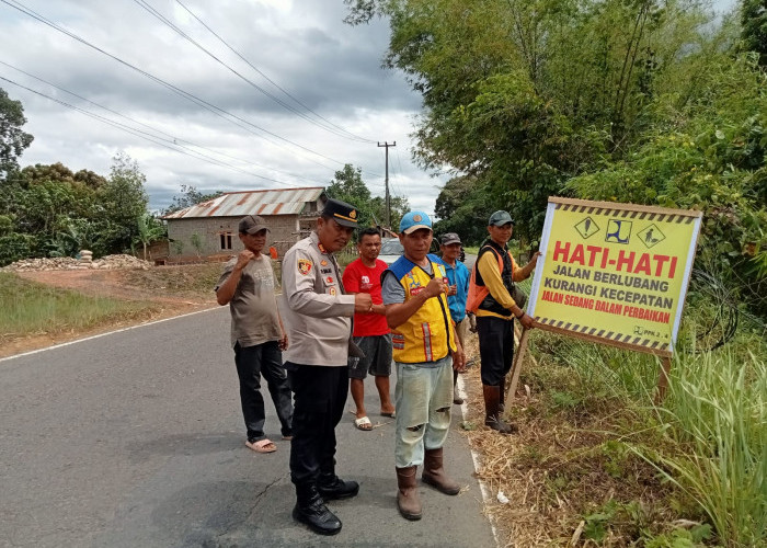Kapolsek Kikim Timur Imbau Pengguna Jalan Waspadai Titik Longsor di Desa Sendawar