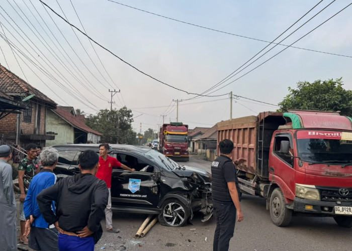 Mobil Dinas Camat Merapi Timur Alami Kecelakaan Tunggal di Merapi Barat