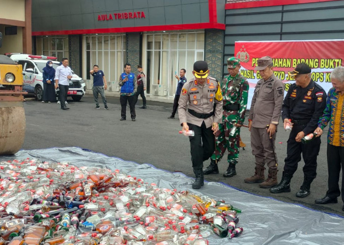 Pemusnahan Ribuan Botol Miras Hasil KRYD Jelang Operasi Ketupat Musi 2025