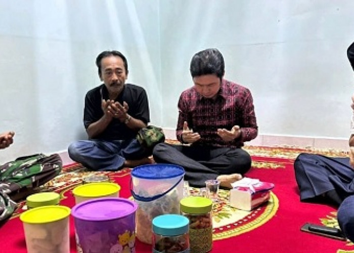 Ketua DPC PDI Perjuangan Lahat Yulius Maulana Melayat ke Kediaman Mbah Pur