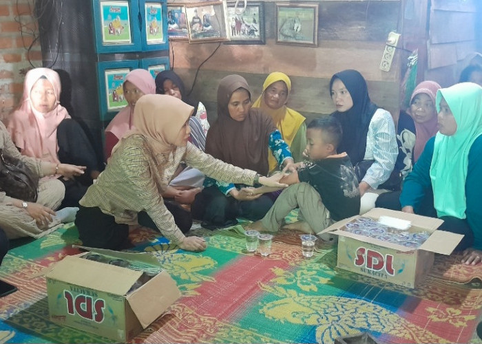 Prihatin, Calon Wakil Bupati Widia Ningsih Kunjungi Ibu Kandung Korban Pembunuhan Kuburan Cino Palembang