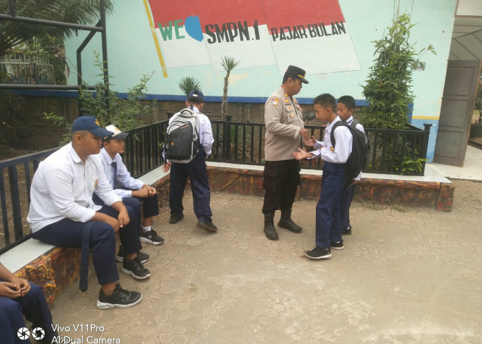 Polsek Pajar Bulan Gelar POLIDIK dan Pengaturan Lalu Lintas, Wujudkan Lingkungan Sekolah Aman dan Tertib
