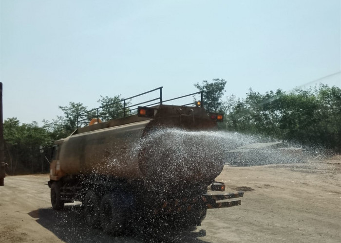 Hadapi Musim Panas, PT LBA Kerahkan Puluhan Truk Tangki Air  Untuk Jaga Lingkungan 