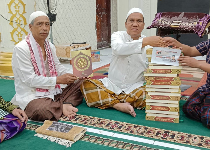 Sahabat YM Kembali Bagikan Al Quran Usai Solat Subuh di Masjid Agung