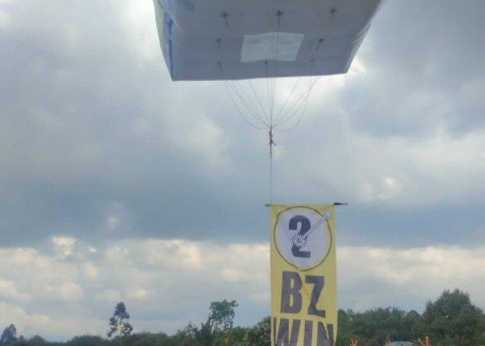 Wow Keren, Bukan Hanya di Kota Lahat Balon Raksasa Bursah-Widia Juga Hadir di Jarai