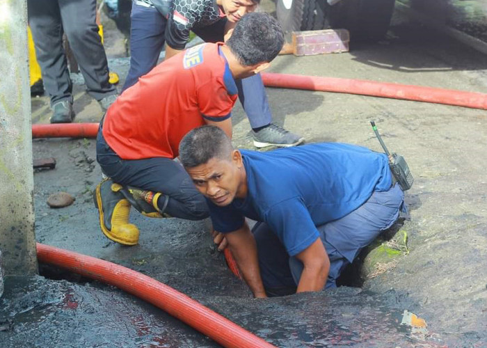 Kabid Damkar Lahat Pimpin Bersihkan Siring Tersumbat Sampah di Talang Jawa